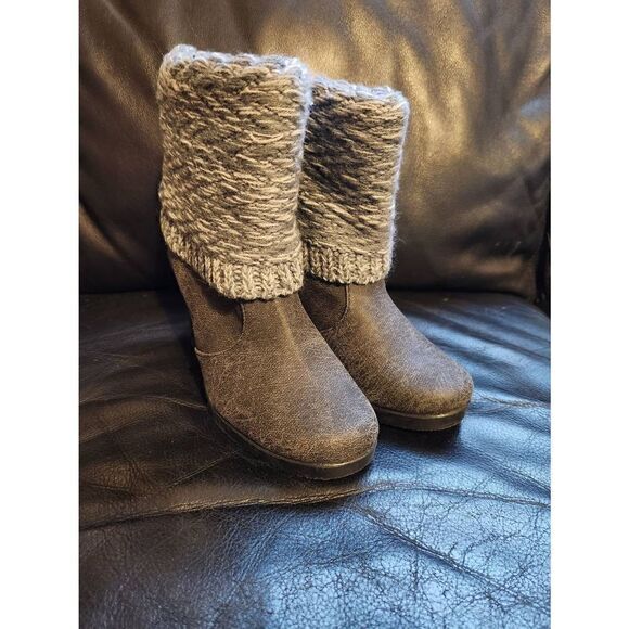 MucLuks Shoes - NWT MucLuks GreyLea Striped Canvas and sweater Waterproof  boots size 8